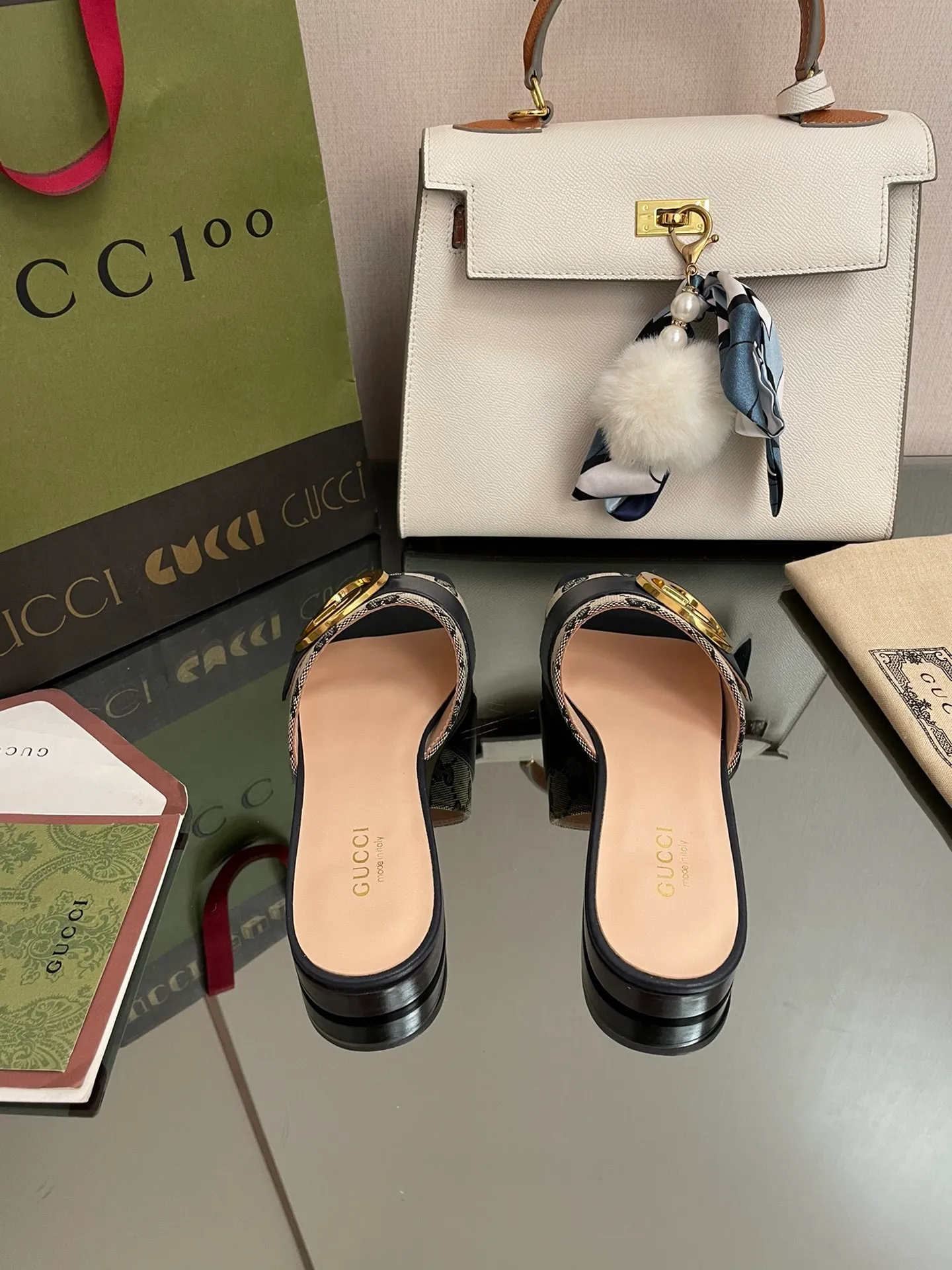 👟👟Ex-factory price👟👟Ex-factory price👟👟Ex-factory price 440👟👟 GuCCl high-end boutique 2024 round interlocking double GG new sandals, original and original quality! Every detail has been carefully crafted and can be compared with ZG, no second quality!  Fabric: Original customized waxed leather Hardware: Dongguan Dachang mold-opening hardware round interlocking double G buckle Lining/foot pads: High-end custom sheepskin lining Heel height: 1.0CM Outsole: Italian genuine leather sole Size: 35-41 (40 41 customized, non-returnable) Original high-end packaging!  The GucCi Blondie series made its debut in Los Angeles during the "Gucci March of Love" series of fashion shows, showing its outstanding charm on the star-studded Hollywood Walk of Fame. The new series echoes the style shown in the recent series, blending retro aesthetics and modern fashion to integrate different eras! The monogram pattern of the brand founder comes from the archive design of the 1970s, vividly interpreting this mid-heeled shoe💋👏 ●Circular interlocking Double G details. Flat heel ●1.0 cm heel height ●Italian creation Green full set of high-end original packaging